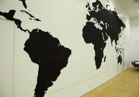 fraster, filt, opklæbning, akustik, uld filt, inspiration, design, indretning, filttavle, udsmykning, opklæbet filt, filt på væg, limet filt, vægfilt, filtfarve, dekoration